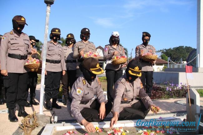 Srikandi Polda NTB Laksanakan Ziarah Makam Pahlawan dan Tabur Bunga 